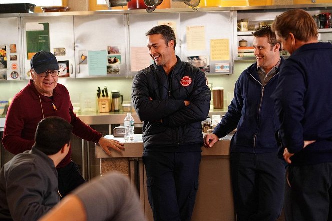 Chicago Fire - Na oślep w stronę katastrofy - Z realizacji - Taylor Kinney, Jesse Spencer