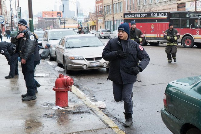 Chicago Fire - Red Rag the Bull - Van film - Charlie Barnett