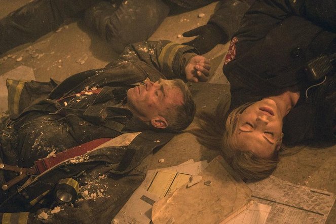 Chicago Fire - Carnage aux urgences - Film - David Eigenberg, Kara Killmer