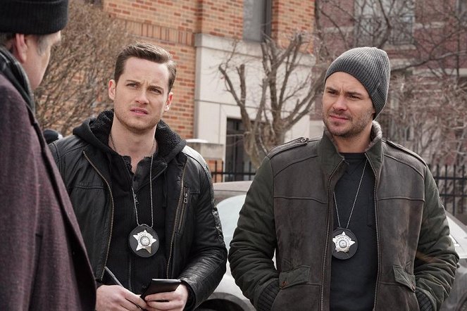 Chicago Fire - I Am the Apocalypse - Van film - Jesse Lee Soffer, Patrick John Flueger