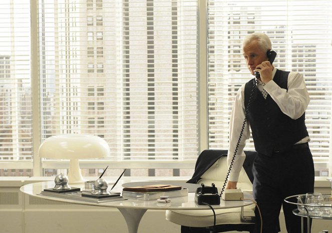 Mad Men - Christmas Comes But Once a Year - Photos - John Slattery