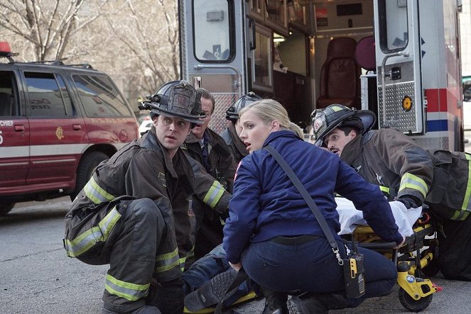 Chicago Fire - Category 5 - De la película - Jesse Spencer, Kara Killmer, Yuriy Sardarov