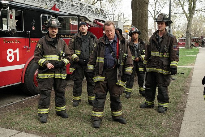 Chicago Fire - Alle für einen - Filmfotos - Yuriy Sardarov, Joe Minoso, Christian Stolte, Monica Raymund, Jesse Spencer
