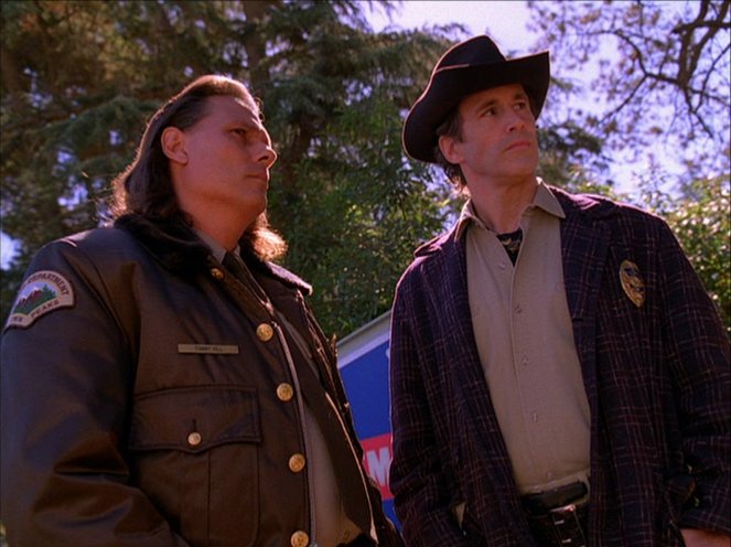 Twin Peaks - Season 2 - Arbitrary Law - Photos - Michael Horse, Michael Ontkean