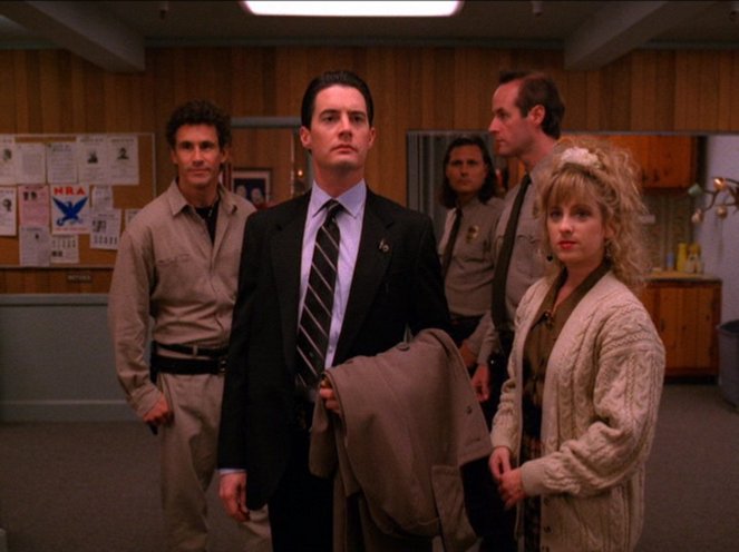 Městečko Twin Peaks - Roztržka mezi bratry - Z filmu - Michael Ontkean, Kyle MacLachlan, Michael Horse, Harry Goaz, Kimmy Robertson