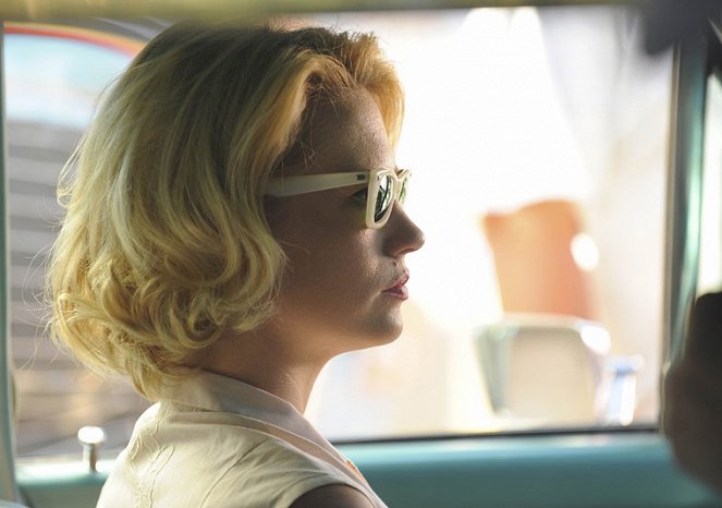 Mad Men - Blowing Smoke - Photos - January Jones