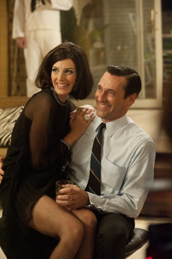 Mad Men - Mały pocałunek: część 1 - Z filmu - Jessica Paré, Jon Hamm