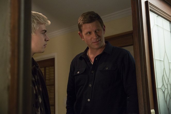 13 Reasons Why - Tape 6, Side A - Photos - Miles Heizer, Mark Pellegrino