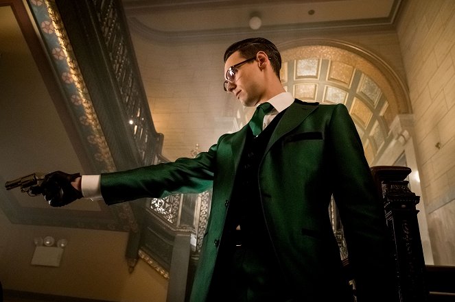 Gotham - Season 3 - Heroes Rise: How the Riddler Got His Name - Photos - Cory Michael Smith