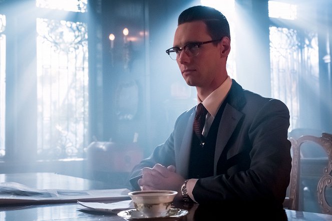 Gotham - Heroes Rise: How the Riddler Got His Name - Photos - Cory Michael Smith