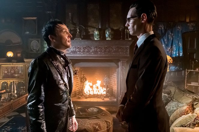 Gotham - Heroes Rise: How the Riddler Got His Name - Photos - Robin Lord Taylor, Cory Michael Smith