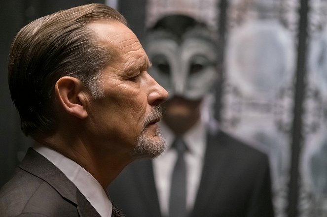 Gotham - Heroes Rise: These Delicate and Dark Obsessions - Van film - James Remar