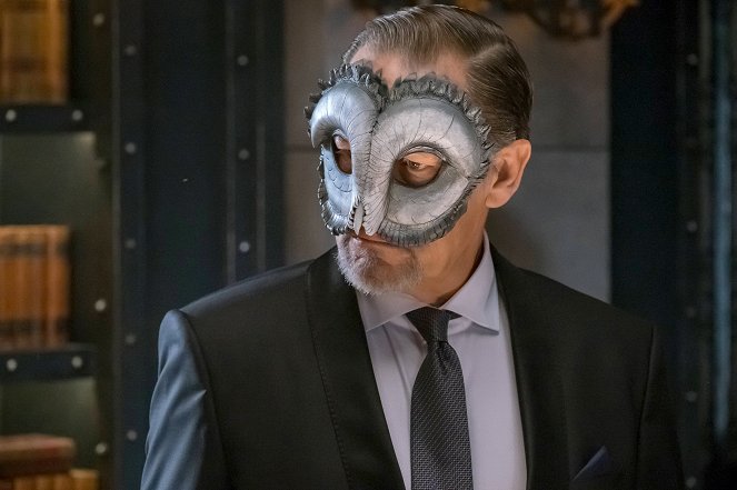 Gotham - Heroes Rise: These Delicate and Dark Obsessions - Photos - James Remar