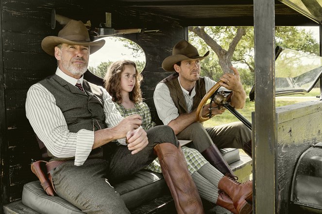 The Son - Season 1 - First Son of Texas - Van film - Pierce Brosnan, Sydney Lucas, Henry Garrett