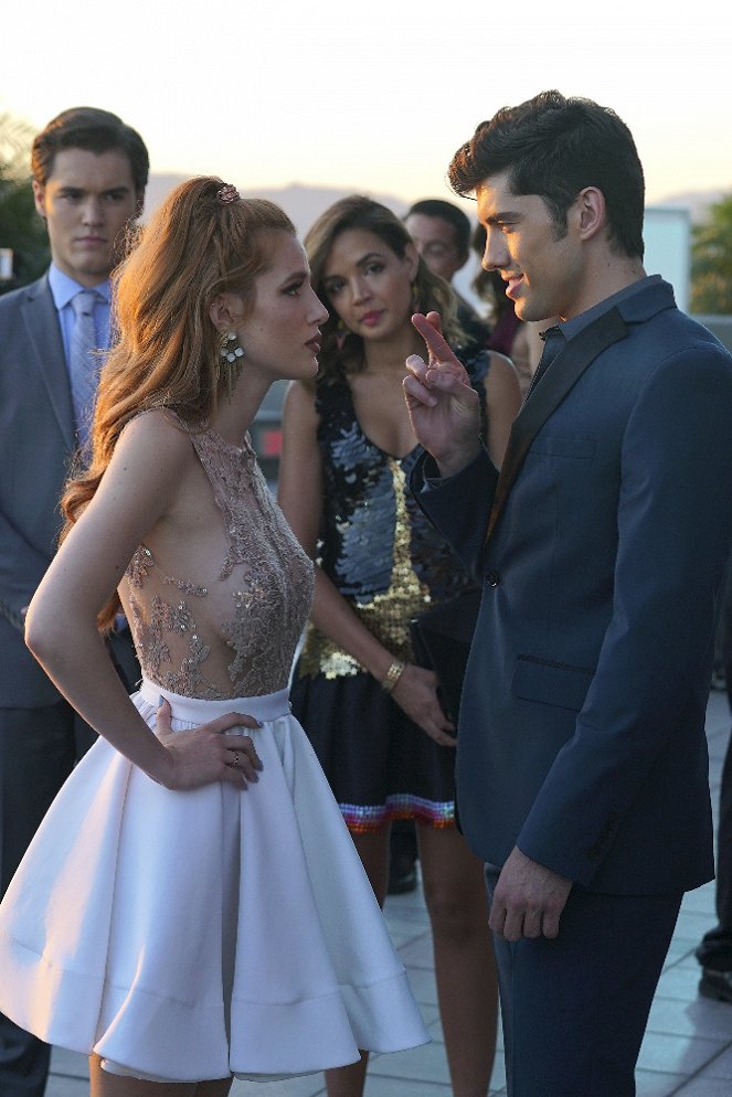 Famous in Love - Season 1 - A Star Is Torn - Photos - Bella Thorne, Carter Jenkins