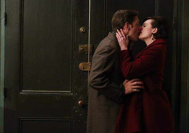 Mad Men - In Care Of - Photos - Kevin Rahm, Elisabeth Moss