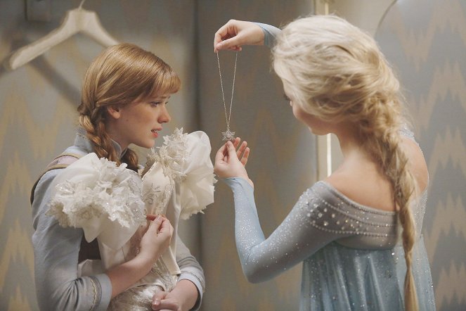 Once Upon a Time - A Tale of Two Sisters - Photos - Elizabeth Lail, Georgina Haig