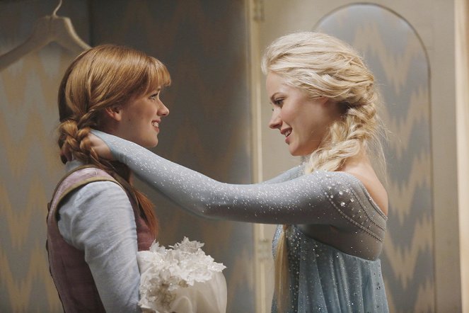 Once Upon A Time - Es war einmal... - Season 4 - Elsa und Anna von Arendelle - Filmfotos - Elizabeth Lail, Georgina Haig