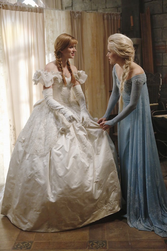 Once Upon A Time - Es war einmal... - Elsa und Anna von Arendelle - Filmfotos - Elizabeth Lail, Georgina Haig