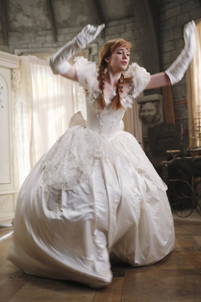 Once Upon a Time - Season 4 - A Tale of Two Sisters - Photos - Elizabeth Lail