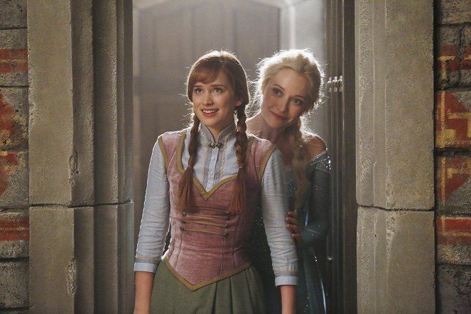 Once Upon A Time - Es war einmal... - Season 4 - Elsa und Anna von Arendelle - Filmfotos - Elizabeth Lail, Georgina Haig