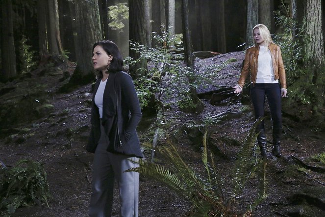 Once Upon a Time - Breaking Glass - Photos - Lana Parrilla, Jennifer Morrison
