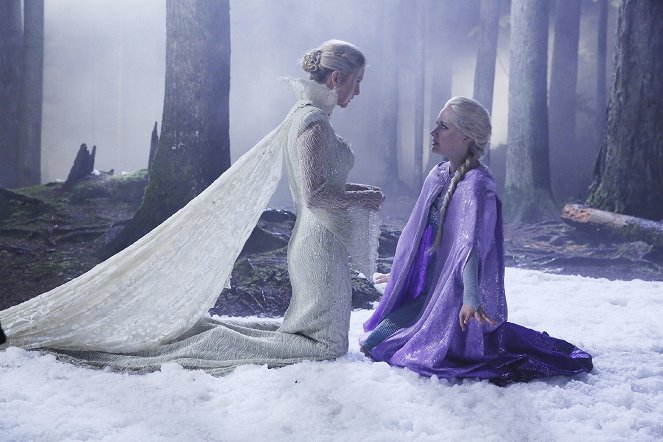 Once Upon a Time - Breaking Glass - Photos - Elizabeth Mitchell, Georgina Haig