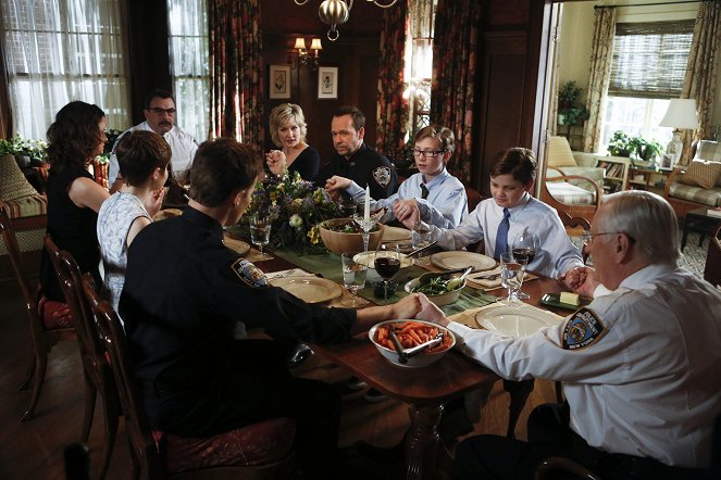 Blue Bloods - Crime Scene New York - Exiles - Photos - Tom Selleck, Amy Carlson, Donnie Wahlberg