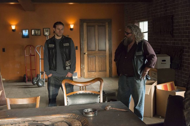 Sons of Anarchy - Sweet and Vaded - Photos - Charlie Hunnam, Mark Boone Junior
