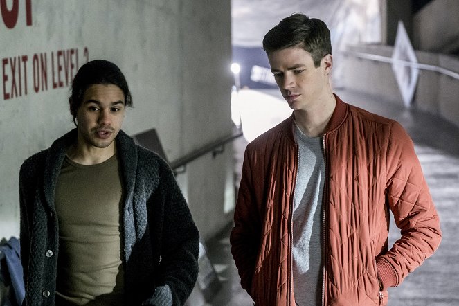 Flash - The Once and Future Flash - Z filmu - Carlos Valdes, Grant Gustin