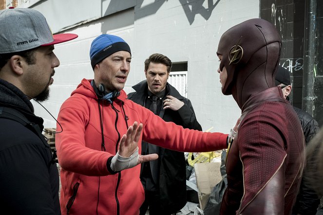 The Flash - Die Geister der Zukunft - Dreharbeiten - Tom Cavanagh, Grey Damon, Grant Gustin