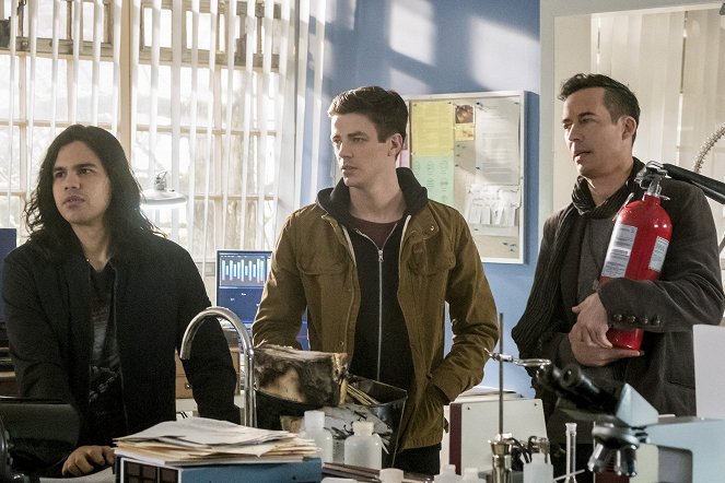 The Flash - I Know Who You Are - Photos - Carlos Valdes, Grant Gustin, Tom Cavanagh