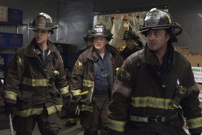 Chicago Fire - Season 5 - Regelverstoß - Filmfotos - Jesse Spencer, Christian Stolte, Taylor Kinney