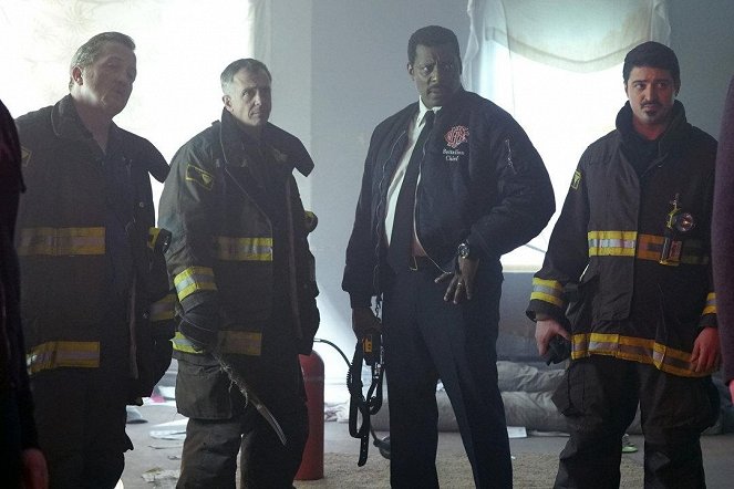 Chicago Fire - Poświęcenie - Z filmu - Christian Stolte, David Eigenberg, Eamonn Walker, Yuriy Sardarov
