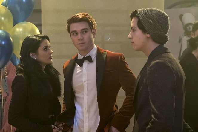 Riverdale - Chapter Eleven: To Riverdale and Back Again - Photos - Camila Mendes, K.J. Apa, Cole Sprouse