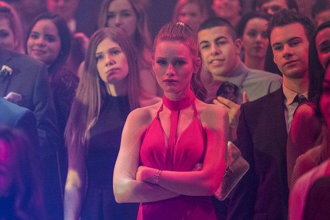 Riverdale - Chapter Eleven: To Riverdale and Back Again - Photos - Madelaine Petsch