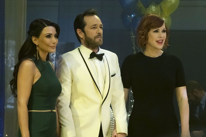 Riverdale - Chapter Eleven: To Riverdale and Back Again - Photos - Marisol Nichols, Luke Perry, Molly Ringwald