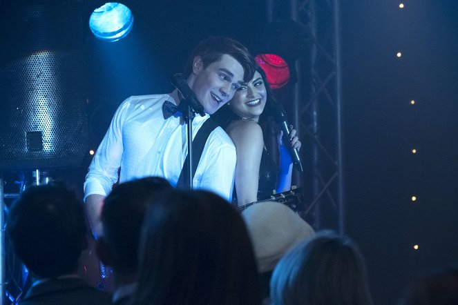 Riverdale - Chapter Eleven: To Riverdale and Back Again - Photos - K.J. Apa, Camila Mendes