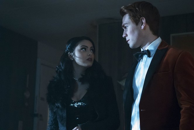 Riverdale - Season 1 - Chapter Eleven: To Riverdale and Back Again - Photos - Camila Mendes, K.J. Apa