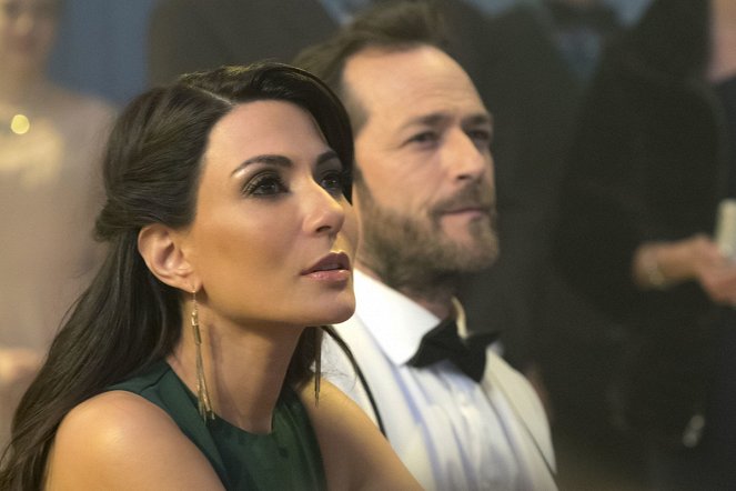 Riverdale - Chapter Eleven: To Riverdale and Back Again - Photos - Marisol Nichols, Luke Perry