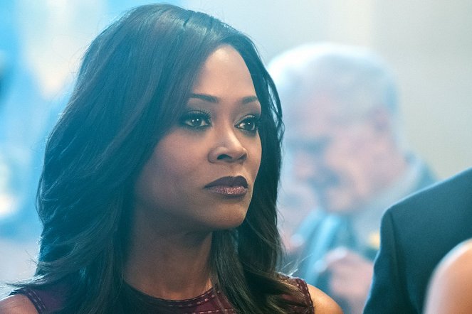 Riverdale - Chapter Eleven: To Riverdale and Back Again - Photos - Robin Givens