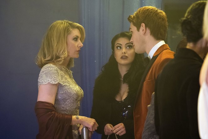 Riverdale - Chapter Eleven: To Riverdale and Back Again - Photos - Mädchen Amick, Camila Mendes, K.J. Apa
