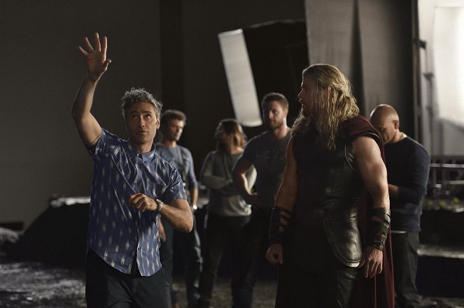 Thor: Ragnarök - Kuvat kuvauksista - Taika Waititi, Chris Hemsworth
