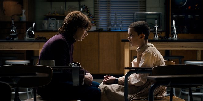 Stranger Things - Chapter Seven: The Bathtub - Photos - Winona Ryder, Millie Bobby Brown