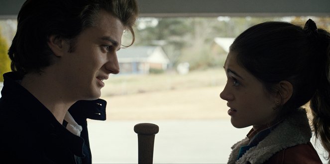 Stranger Things - Chapter Five: The Flea and the Acrobat - Photos - Joe Keery, Natalia Dyer