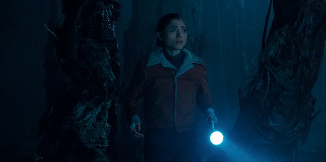 Stranger Things - Chapter Five: The Flea and the Acrobat - Photos - Natalia Dyer