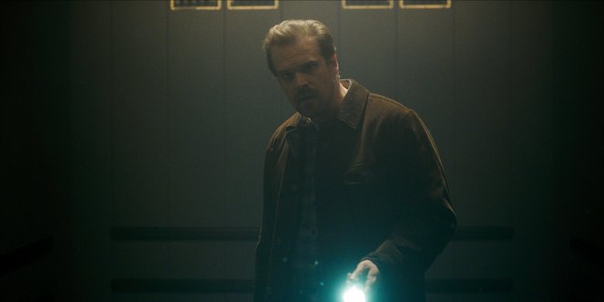 Stranger Things - Chapter Five: The Flea and the Acrobat - Photos - David Harbour