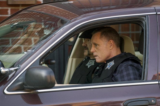 Chicago P.D. - Season 4 - A War Zone - Photos - Jason Beghe