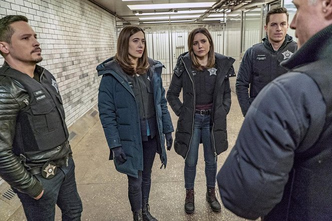 Chicago P.D. - Favor, Affection, Malice or Ill-Will - Photos - Nick Wechsler, Marina Squerciati, Sophia Bush, Jesse Lee Soffer