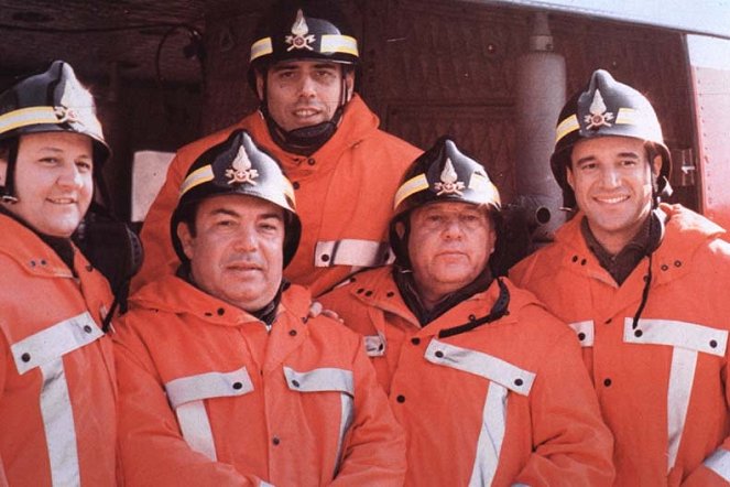 Missione Eroica. I pompieri 2 - Filmfotos - Massimo Boldi, Lino Banfi, Teo Teocoli, Paolo Villaggio, Christian De Sica